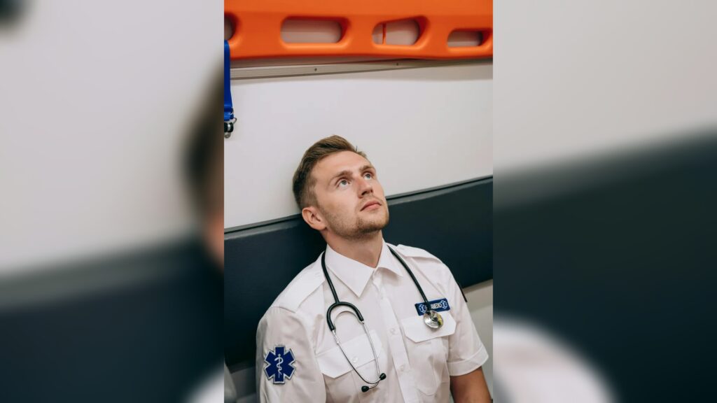 Kostenloses Stock Foto zu arzt, erster beantworter, hoch schauen