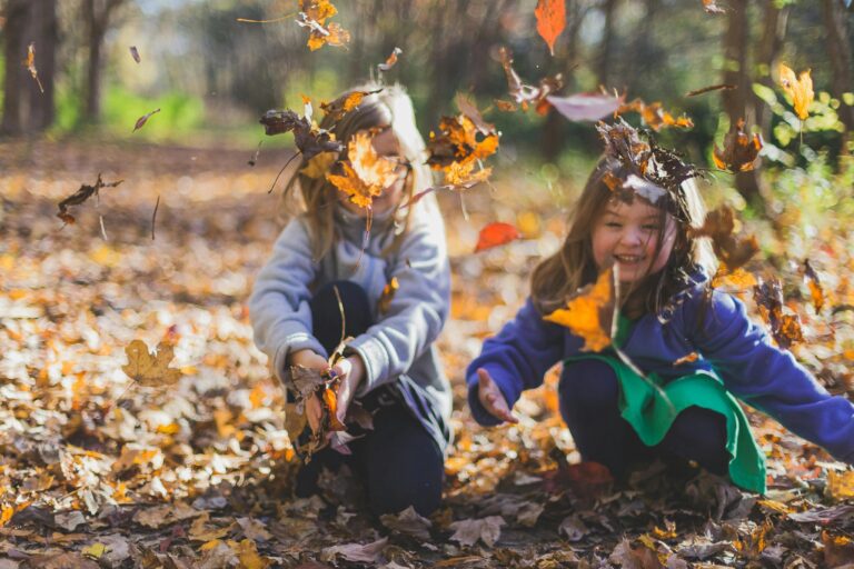 Foto Von Kindern, Die Mit Trockenen Blättern Spielen