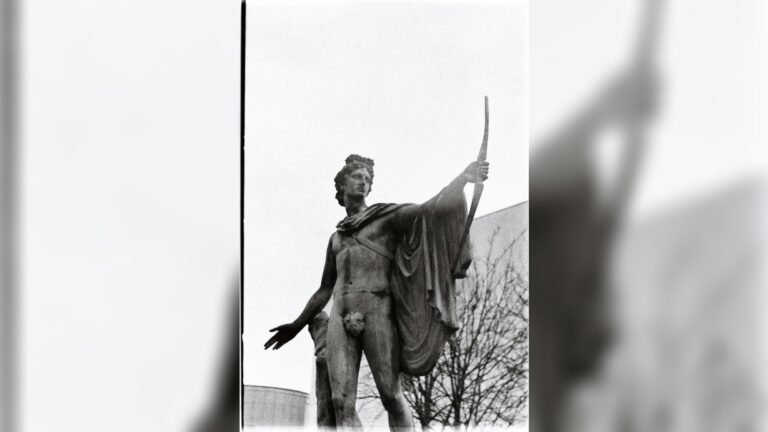 Statue Von Apollo Mit Einem Bogen