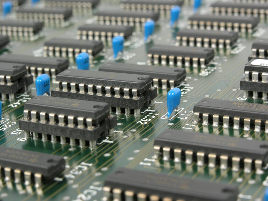 Schwarze Und Blaue Elektronische Werkzeuge Auf Grüner Leiterplatte