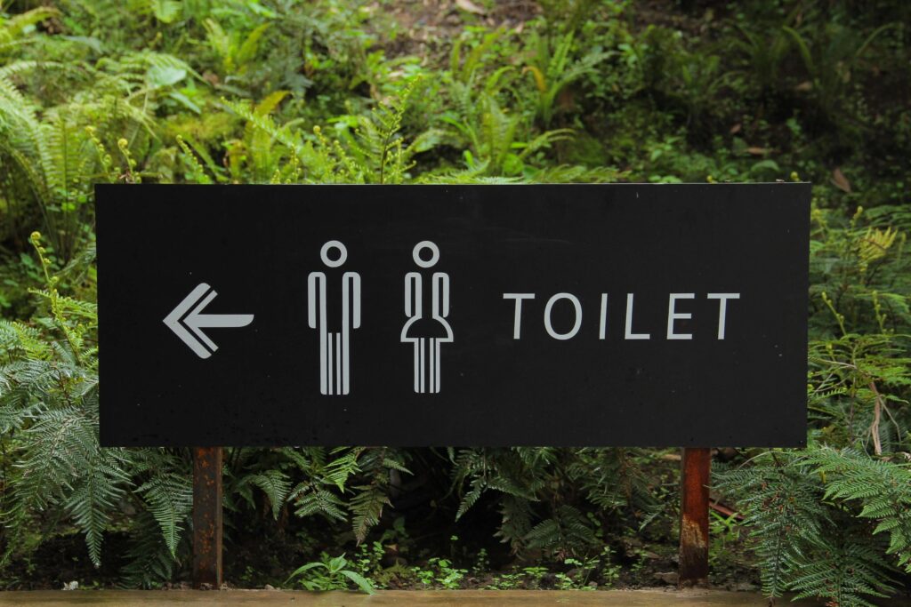 Toilettenbeschilderung Neben Grünem Blatt